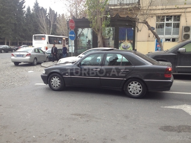 Mercedes C 220 2000, 276,500 km - 2.2 l - Bakı