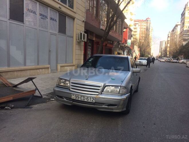 Mercedes C 220 1999, 240,000 km - 2.2 л - Bakı
