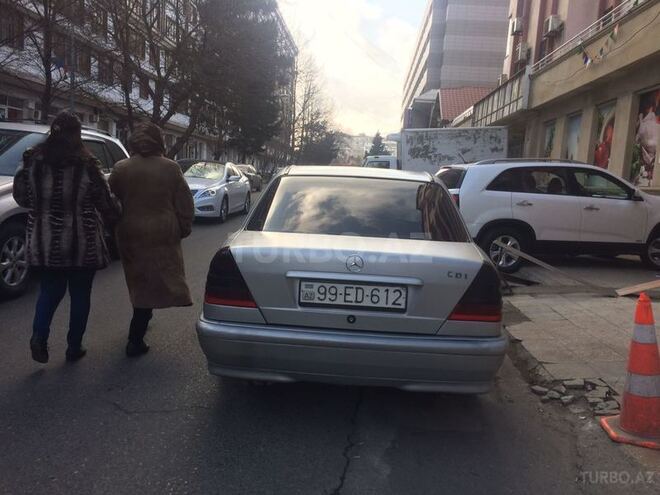 Mercedes C 220 1999, 240,000 km - 2.2 л - Bakı