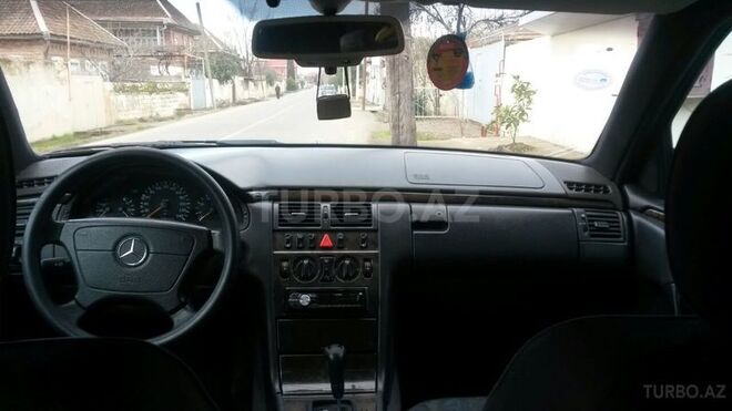 Mercedes E 230 1997, 268,478 km - 2.3 l - Masallı