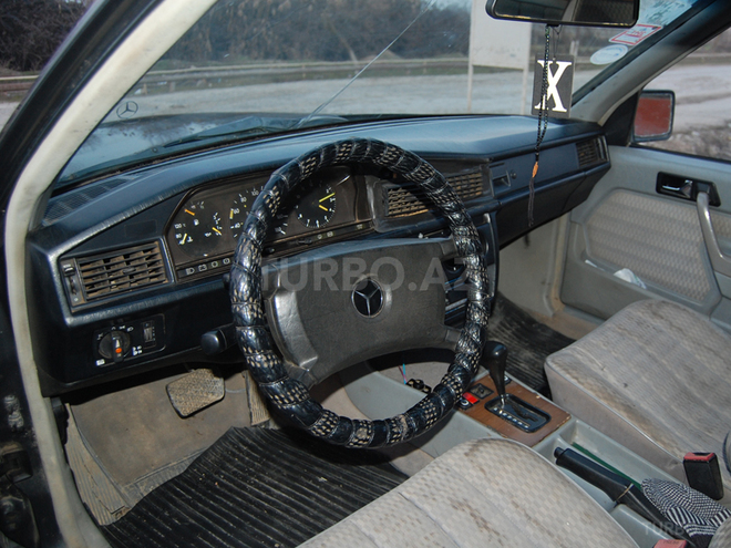 Mercedes 190 1989, 250,000 km - 2.0 l - Salyan