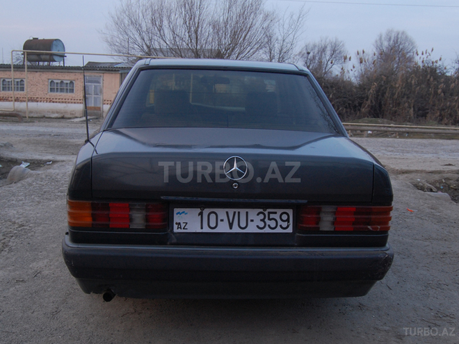 Mercedes 190 1989, 250,000 km - 2.0 l - Salyan