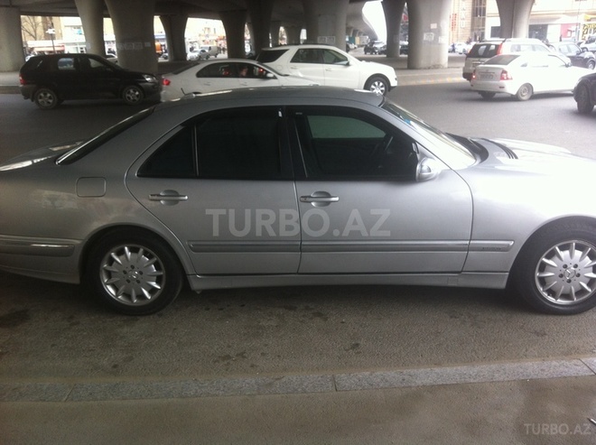 Mercedes E 270 2001, 214,000 km - 2.7 l - Bakı