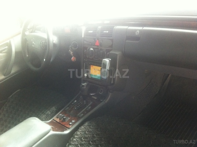 Mercedes E 270 2001, 214,000 km - 2.7 l - Bakı