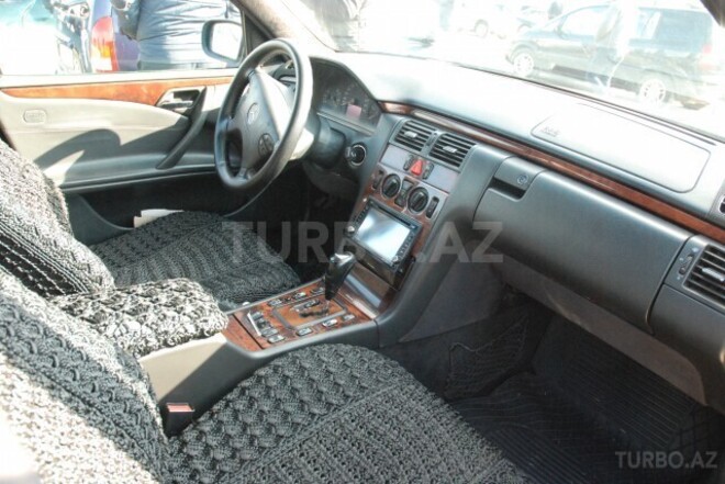 Mercedes E 240 2001, 169,000 km - 2.4 l - Bakı