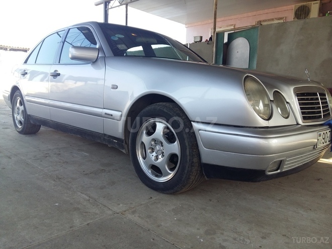 Mercedes E 240 1997, 284,650 km - 0.3 l - Salyan