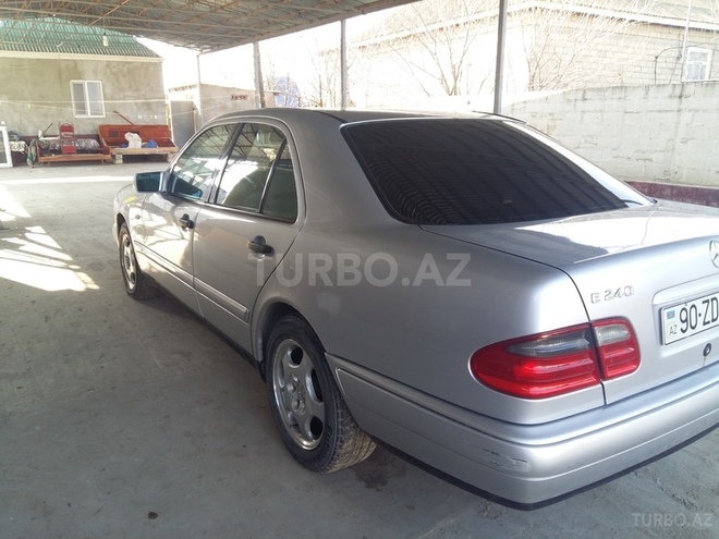 Mercedes E 240 1997, 284,650 km - 0.3 l - Salyan