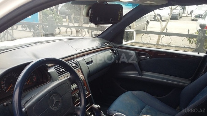 Mercedes E 230 1995, 66,400 km - 2.3 l - Bərdə