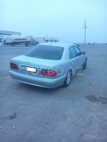 Mercedes E 220 2001, 178,000 km - 2.2 l - Beyləqan