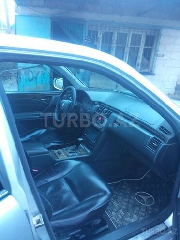Mercedes E 220 2001, 178,000 km - 2.2 l - Beyləqan
