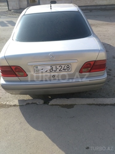 Mercedes E 220 1999, 195,000 km - 2.2 l - Bakı