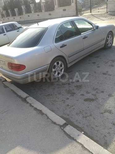Mercedes E 220 1999, 195,000 km - 2.2 l - Bakı