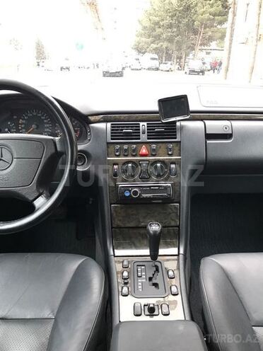 Mercedes E 240 1999, 136,000 km - 2.4 l - Bakı