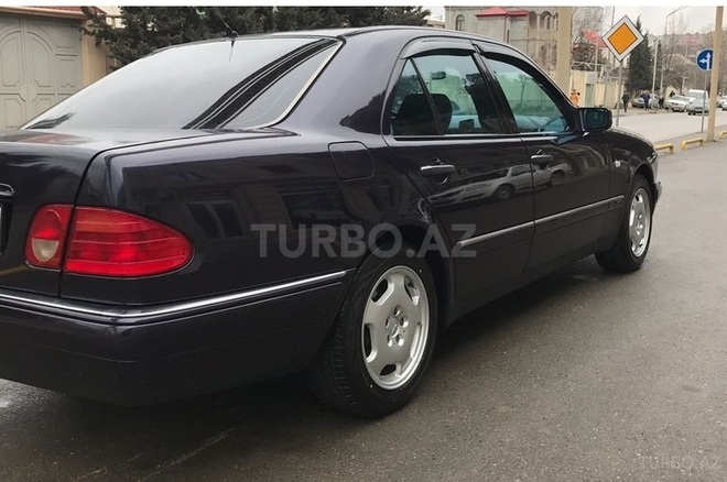 Mercedes E 240 1999, 136,000 km - 2.4 l - Bakı