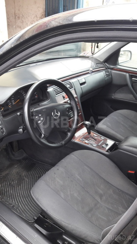 Mercedes E 220 2000, 299,985 km - 2.2 l - Bakı