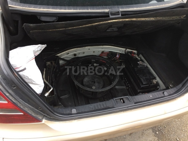 Mercedes E 220 2001, 240,000 km - 2.2 l - Bakı