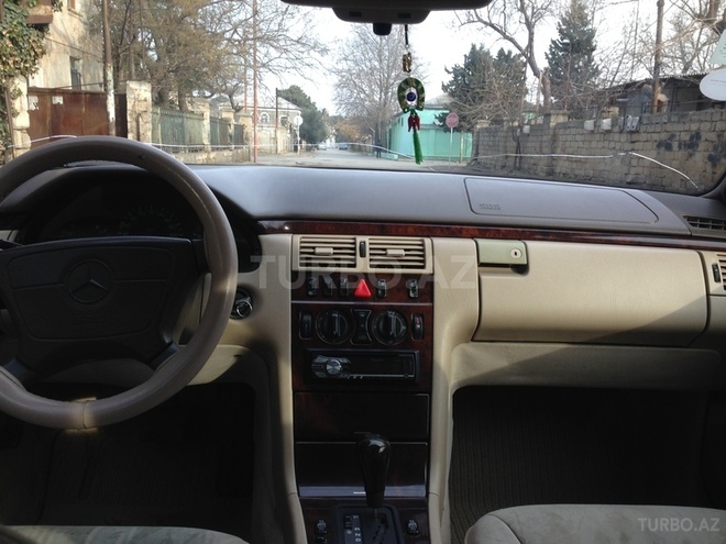 Mercedes E 230 1996, 310,000 km - 2.3 l - Sumqayıt