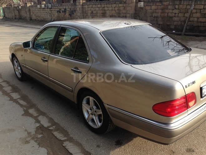 Mercedes E 230 1996, 310,000 km - 2.3 l - Sumqayıt
