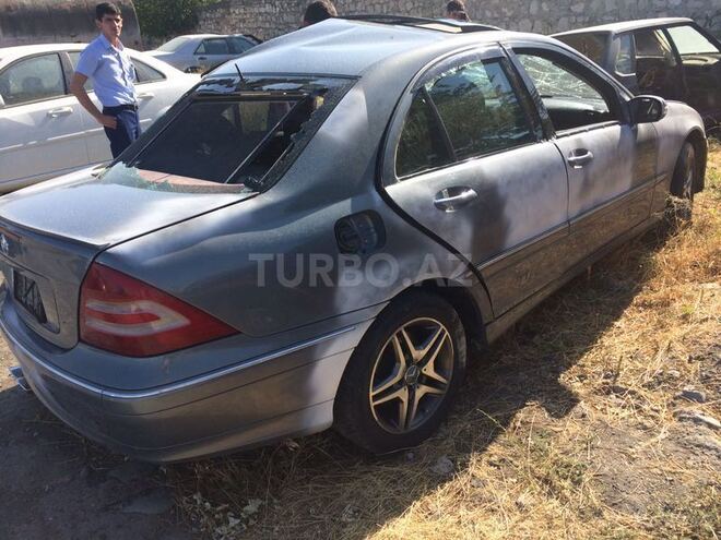 Mercedes C 240 2004, 200,000 km - 2.4 л - Yevlax