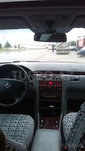 Mercedes E 220 2001, 310,000 km - 2.2 л - Xırdalan
