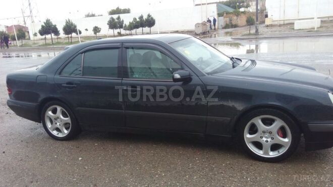 Mercedes E 220 2001, 310,000 km - 2.2 л - Xırdalan