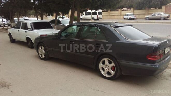 Mercedes E 220 2001, 310,000 km - 2.2 л - Xırdalan