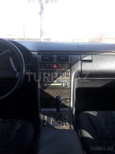 Mercedes E 240 1997, 19,094 km - 2.6 l - Lənkəran