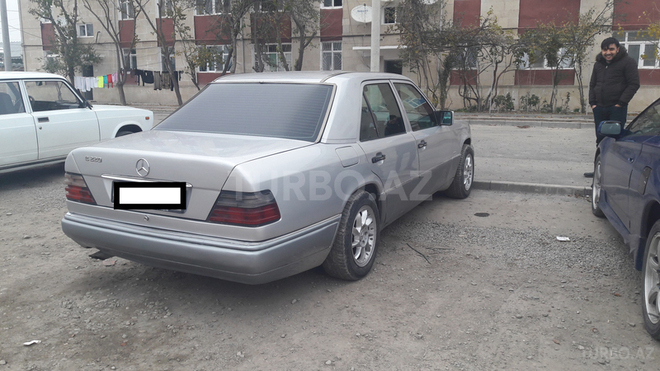 Mercedes E 220 1994, 393,000 km - 2.2 л - Sumqayıt