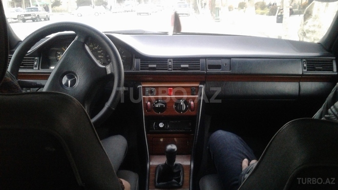 Mercedes E 200 1993, 378,000 km - 2.0 l - Saatlı