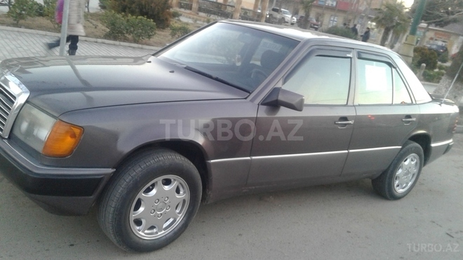Mercedes E 200 1993, 378,000 km - 2.0 l - Saatlı