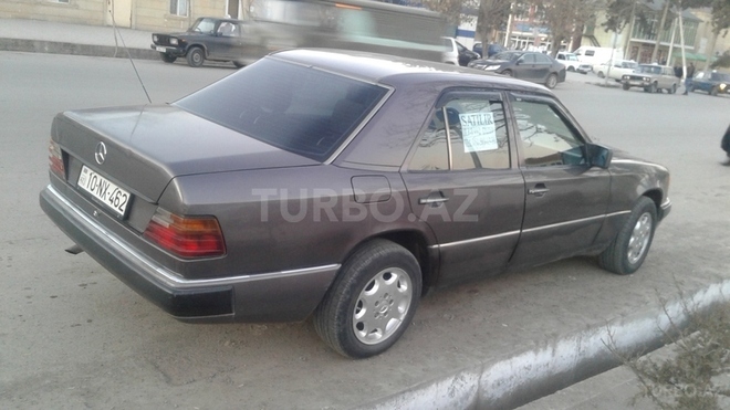 Mercedes E 200 1993, 378,000 km - 2.0 l - Saatlı