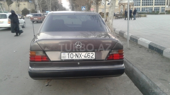 Mercedes E 200 1993, 378,000 km - 2.0 l - Saatlı