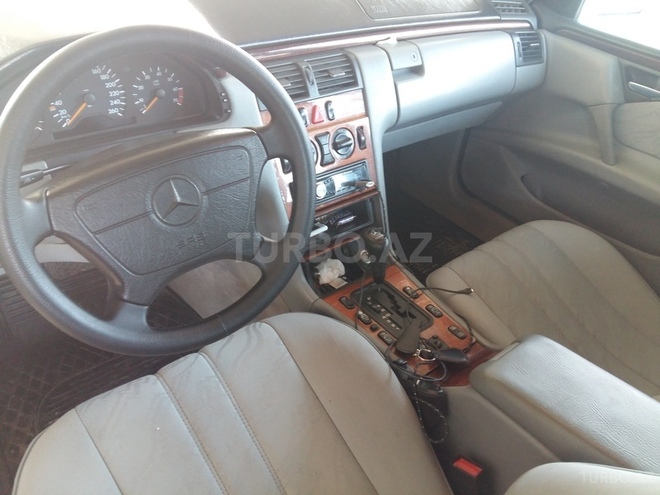 Mercedes E 240 1997, 287,000 km - 0.3 l - Neftçala