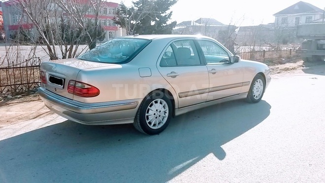 Mercedes E 270 2001, 215,000 km - 2.7 л - Bakı