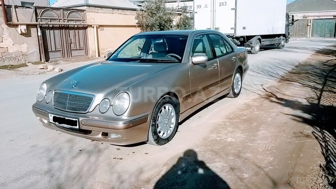 Mercedes E 270 2001, 215,000 km - 2.7 л - Bakı
