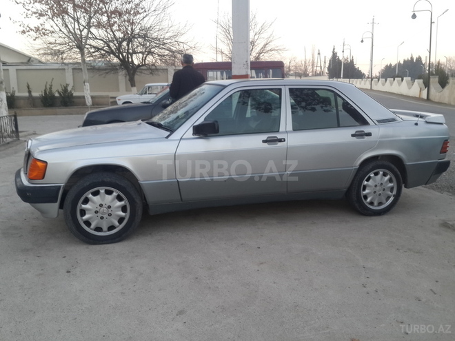 Mercedes 190 1991, 260,000 km - 1.8 l - Qazax