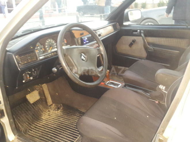 Mercedes 190 1991, 260,000 km - 1.8 l - Qazax
