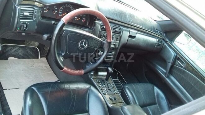 Mercedes E 240 1998, 250,000 km - 2.4 l - Bakı