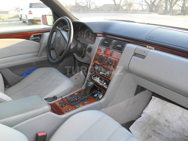 Mercedes E 240 1997, 280,000 km - 2.4 l - Neftçala
