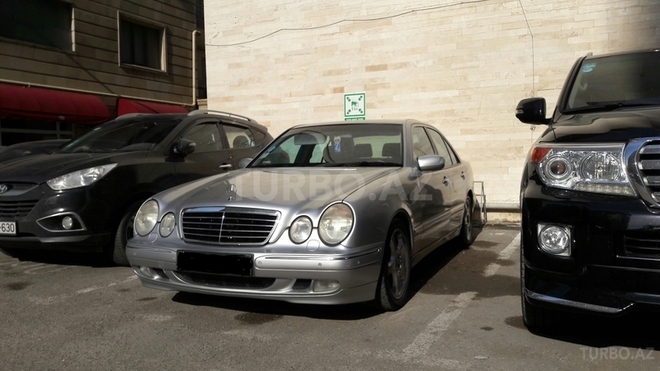 Mercedes E 220 2001, 217,872 km - 2.2 l - Bakı