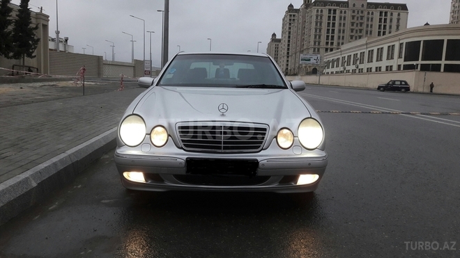 Mercedes E 220 2001, 217,872 km - 2.2 l - Bakı
