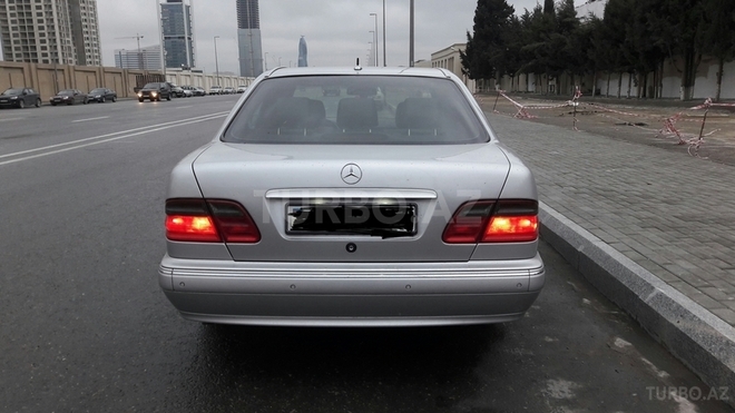 Mercedes E 220 2001, 217,872 km - 2.2 l - Bakı