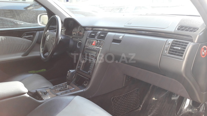 Mercedes E 220 2001, 217,872 km - 2.2 l - Bakı