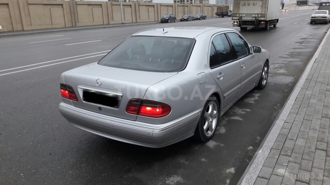 Mercedes E 220 2001, 217,872 km - 2.2 l - Bakı