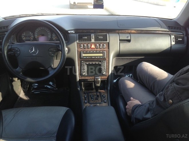 Mercedes E 220 2001, 217,872 km - 2.2 l - Bakı