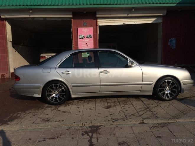 Mercedes E 220 1999, 269,000 km - 2.2 l - Bakı
