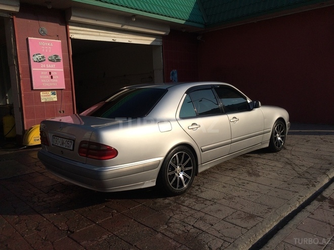 Mercedes E 220 1999, 269,000 km - 2.2 l - Bakı