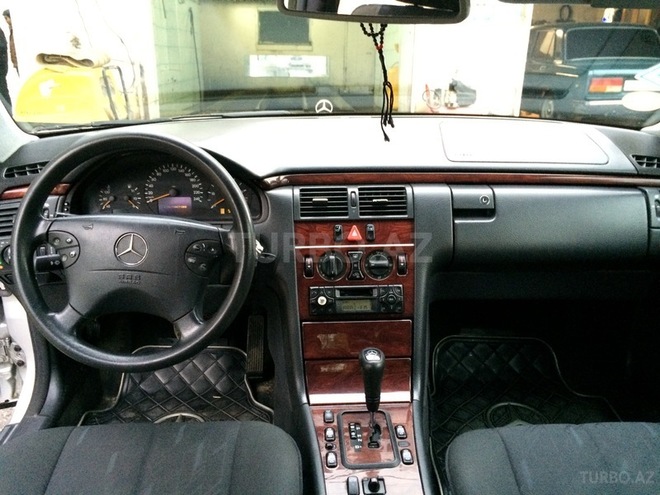 Mercedes E 220 1999, 269,000 km - 2.2 l - Bakı