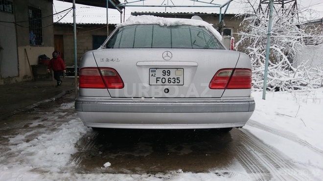 Mercedes E 240 2001, 159,983 km - 2.6 l - Bakı