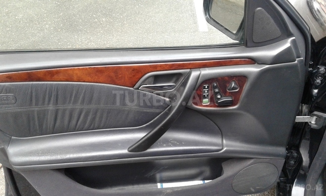 Mercedes E 240 2001, 265,678 km - 2.6 l - Bakı